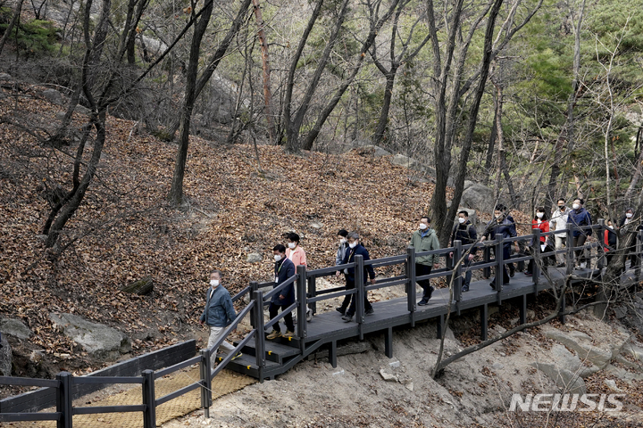 [서울=뉴시스] 문재인 대통령과 김정숙 여사가 지난 5일 서울 북악산 남측 탐방로를 통해 산행을 하고 있다. 북악산 남측면은 오는 6일 전면 개방된다. (사진=청와대 제공) 2022.04.06. photo@newsis.com