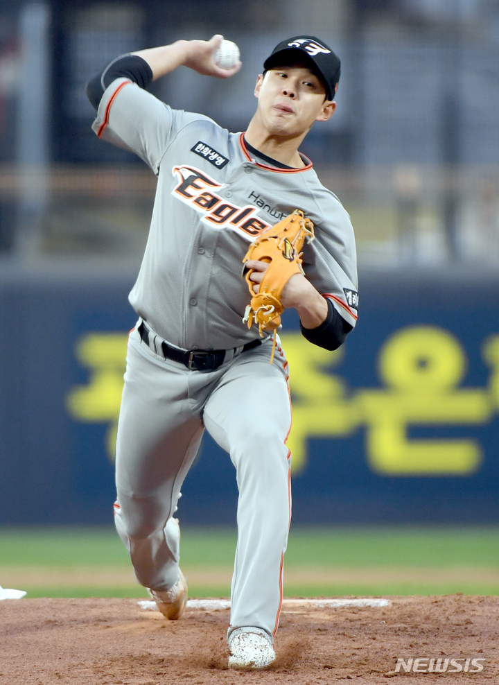 [광주=뉴시스] 류형근 기자 = 5일 오후 광주 북구 광주-기아챔피언스필드에서 열린 2022프로야구 KIA 타이거즈 대 한화 이글스의 경기, 1회말 무사에서 한화 선발투수 윤대경이 역투하고 있다. 2022.04.05. hgryu77@newsis.com