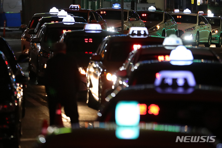 [서울=뉴시스] 백동현 기자 = 거리두기 완화 이튿날인 지난달 5일 오후 서울 중구 서울역 앞 택시승강장에서 택시들이 손님을 기다리고 있다. 지난 1일 방역지침을 완화해 자정까지 영업을 허용하면서 경기 회복에 대한 기대감이 높아졌지만, 코로나19로 택시업계를 대거 이탈한 기사들이 복귀하기까지는 시간이 걸릴 것이라는 분석이 나와 당분간 택시 부족으로 인한 귀갓길 교통 대란이 예상된다. 2022.04.05. livertrent@newsis.com