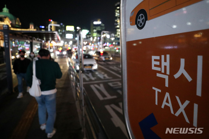 [서울=뉴시스] 백동현 기자 = 거리두기 완화 이튿날인 5일 오후 서울 중구 서울역 앞 택시승강장에서 시민들이 택시를 타기 위해 이동하고 있다. 지난 1일 방역지침을 완화해 자정까지 영업을 허용하면서 경기 회복에 대한 기대감이 높아졌지만, 코로나19로 택시업계를 대거 이탈한 기사들이 복귀하기까지는 시간이 걸릴 것이라는 분석이 나와 당분간 택시 부족으로 인한 귀갓길 교통 대란이 예상된다. 2022.04.05. livertrent@newsis.com