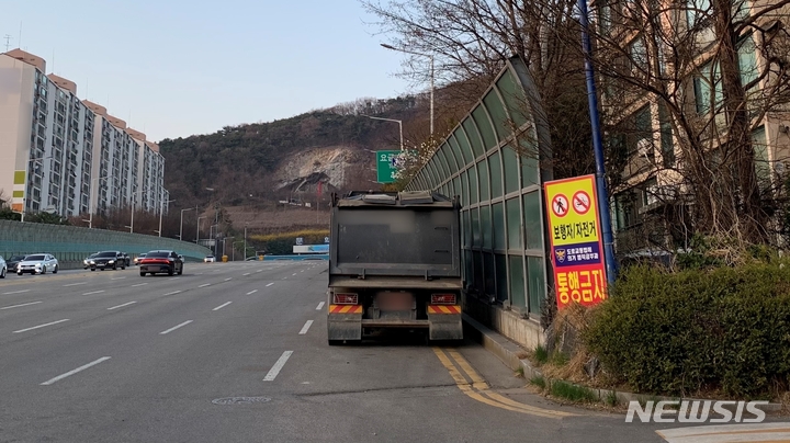 [인천=뉴시스] 이루비 기자 = 6일 오전 인천 연수구 청학동 문학터널 톨게이트 인근에 대형 화물차들이 불법주차한 곳은 황색복선 구간이다. 2022.04.06. ruby@newsis.com