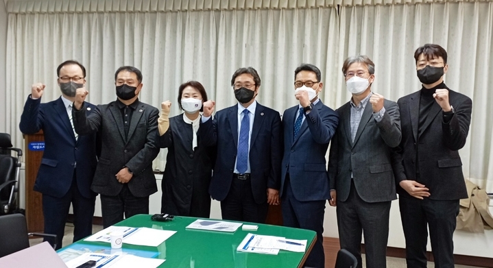 전북 군산대학교가 6일 군산시청 브리군산대 미래비전과 대학 운영 주안점 설명회 첮은 이장호 총장(가운데)을 비롯한 주요 보직자 *재판매 및 DB 금지