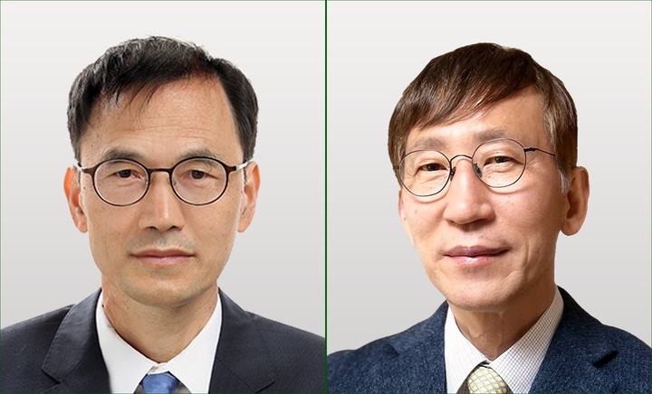 [대전=뉴시스] IBS 기하학 수리물리 연구단 오용근(왼쪽) 단장과 분자활성 촉매반응 연구단 장석복 단장. *재판매 및 DB 금지