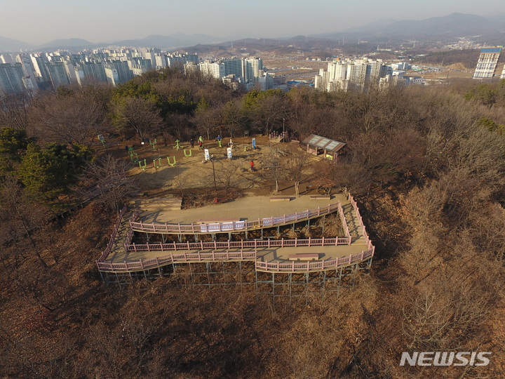 황금산 정상에 조성된 전망대. (사진=남양주시 제공)