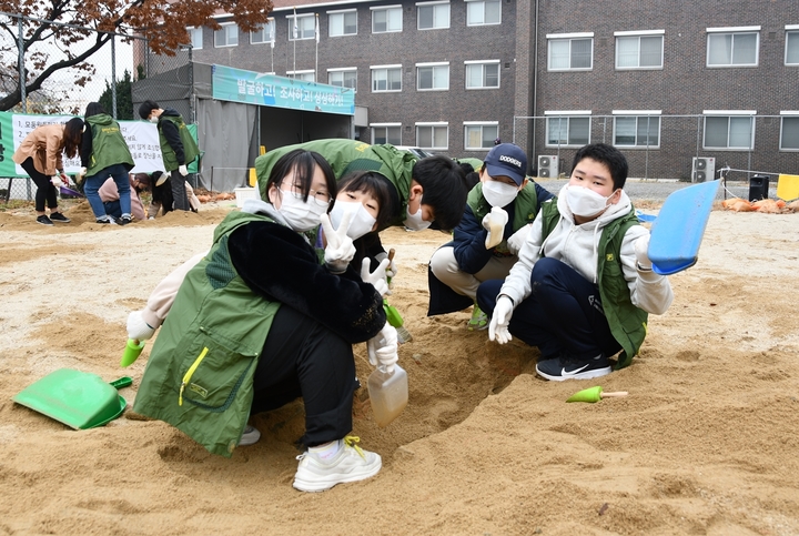 [청주=뉴시스] 발굴 체험. (사진=충북문화재연구원 제공) photo@newsis.com *재판매 및 DB 금지