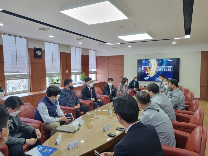 [거제=뉴시스] 신정철 기자= 경남 거제시는 옥포와 죽도 국가산업단지내 사내협력사 뿌리기업 지원을 위해 '뿌리산업 특화단지' 지정을 추진하고 있다. 6일 대우조선해양의 부사장과 임원, 협력사협의회 회장단 등이 참석한 가운데 특화단지 지정을 위한 프레젠테이션이 진행되고 있다.(사진=거제시 제공).2022.04.06. photo@newsis.com *재판매 및 DB 금지