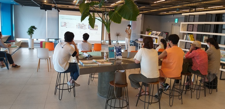 [통영=뉴시스]경남 통영시는 6일 문화체육관광부가 주최하고 한국관광공사가 주관하는 '2022년 지역관광추진조직(DMO) 육성사업'에 2년 연속 선정됐다. 사진은 지난해 화상큐레이터 양성자 과정 교육 모습.(사진=통영시 제공).2022.04.06. photo@newsis.com *재판매 및 DB 금지