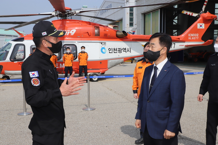 [인천=뉴시스] 김동영 기자 = 허석곤 인천소방본부장이 5일 중구 운북동에 위치한 119특수구조단을 방문해 장비현황에 대해서 설명을 듣고 있다. 2022.04.06. (사진=인천소방본부 제공) *재판매 및 DB 금지