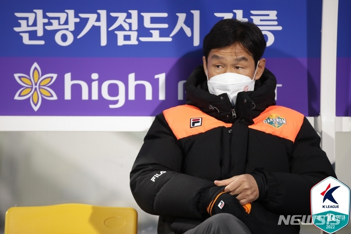 [서울=뉴시스]프로축구 강원FC 최용수 감독 (사진 = 프로축구연맹 제공)