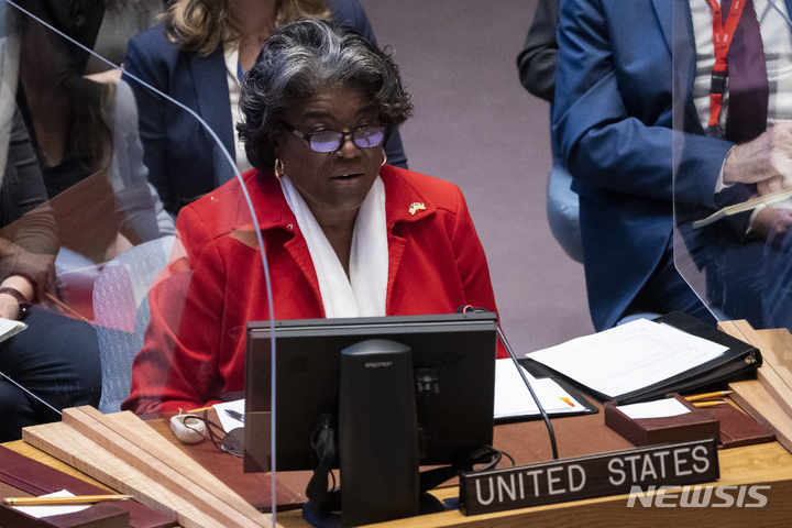 [유엔본부=AP/뉴시스]린다 토머스-그린필드 주유엔 미국 대사가 5일(현지시간) 미국 뉴욕 유엔본부에서 열린 러시아의 우크라이나 민간인 학살 의혹 관련 유엔 안전보장이사회(안보리) 회의에서 발언하고 있다. 그는 러시아를 유엔 인권이사회 이사국 자격을 정지해야 한다고 제안했다. 2022.04.06.