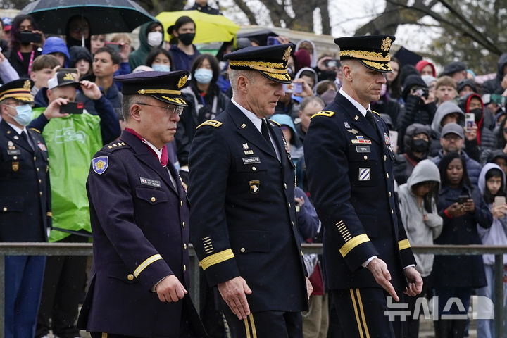 [버지니아=AP/뉴시스]중국군 무인기(드론)의 일본 주변 태평양 비행이 올해 들어 급증하고 있다고 19일 산케이신문이 일본 통합막료감부(한국 합동참모 격) 집계를 인용해 보도했다. 사진은 요시다 요시히데(가장 왼쪽) 일본 통합막료장(합참의장 격)이 제임스 맥콘빌(왼쪽) 당시 미국 육군 참모총장 등과 함께 미국 버지니아주 알링턴 국립묘지 무명용사 묘역에서 헌화식에 참석한 모습. 2025.05.19.