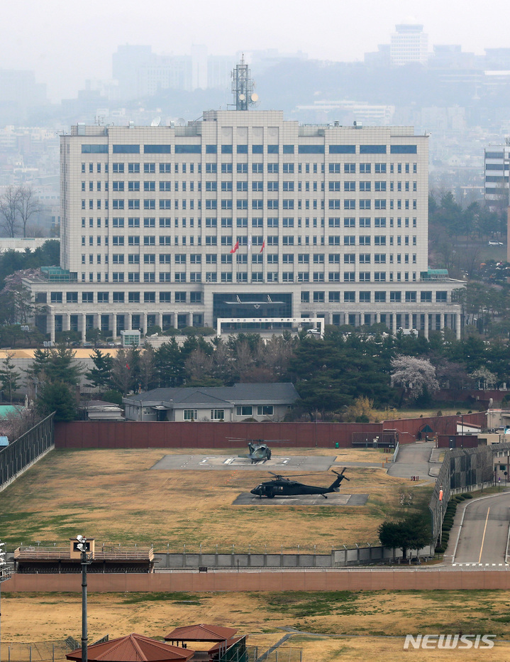 [서울=뉴시스] 이영환 기자 = 6일 오전 서울 용산구 국방부 청사가 보이고 있다. 정부는 이날 오전 김부겸 국무총리 주재 임시 국무회의에서 대통령 집무실 이전 지원 비용이 담긴 예비비를 심의·의결 한다. 예비비 규모는 360억원대로 알려졌다. 기존 윤석열 당선인의 대통령직인수위원회(인수위)가 제안한 496억원에서 130억 가량 줄었다. 합동참모본부(합참) 건물 이전 비용과, 한남동 공관 리모델링 비용 등이 포함됐고, 합참 건물로 들어갈 대통령비서실과 대통령경호처 이전 비용 일부는 제외된 것으로 알려졌다. 2022.04.06. 20hwan@newsis.com