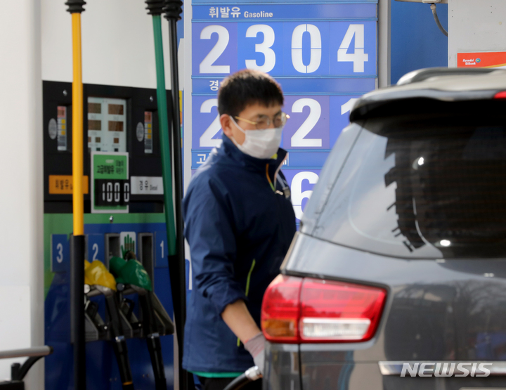 [서울=뉴시스] 김병문 기자 = 기름값 상승에 물가가 치솟는 가운데 6일 오전 서울 한 주유소에 가격표가 보이고 있다. 2022.04.06. dadazon@newsis.com
