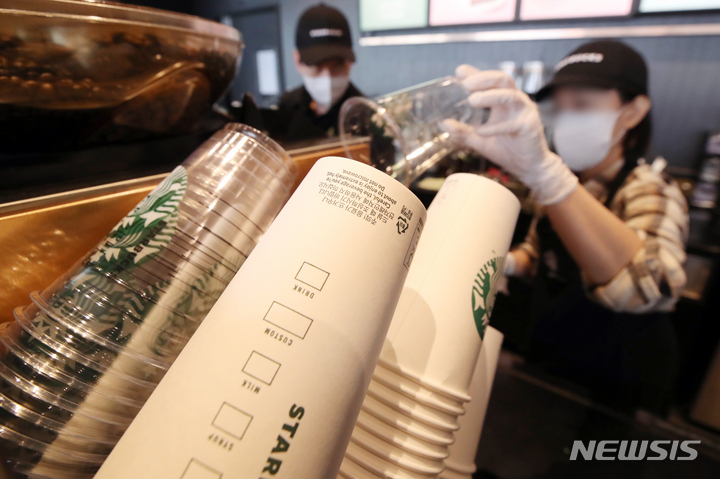 [서울=뉴시스] 조성우 기자 = 지난달 6일 오전 서울 시내 한 프랜차이즈 커피 전문점에 일회용 컵이 놓여있다. 2022.04.06. xconfind@newsis.com