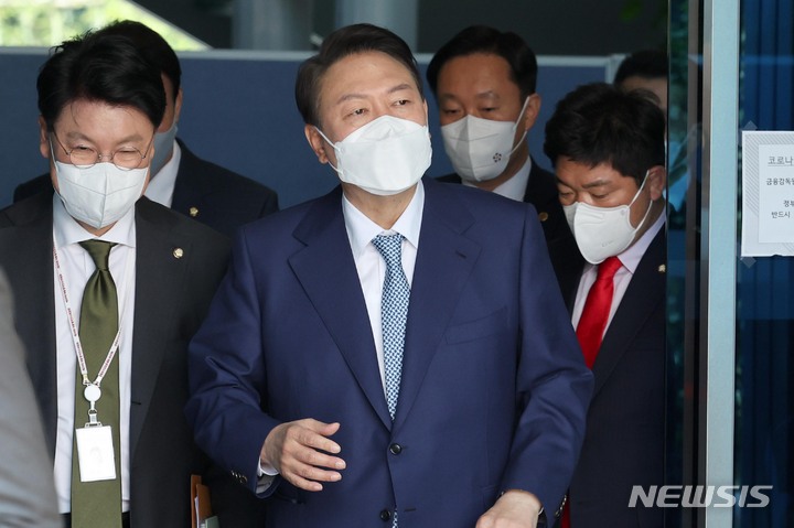 [서울=뉴시스] 인수위사진기자단 = 윤석열 대통령 당선인이 6일 점심 일정을 위해 서울 통의동 집무실을 나서고 있다. 2022.04.06. photo@newsis.com