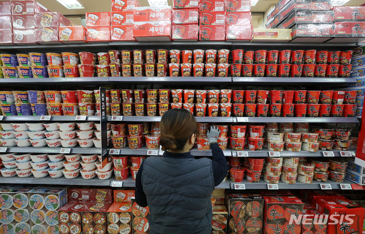 中 불닭볶음면 유통기한에 '딴지'…삼양식품 "문제없다"