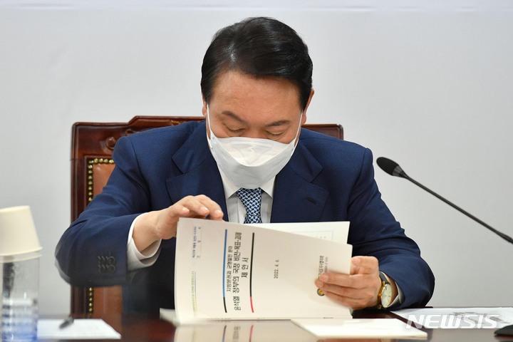 [서울=뉴시스] 인수위사진기자단 = 윤석열 대통령 당선인이 6일 오후 서울 종로구 통의동 제20대 대통령직인수위원회에서 열린 시·도지사 간담회에서 자료를 살펴보고 있다. 2022.04.06. photo@newsis.com