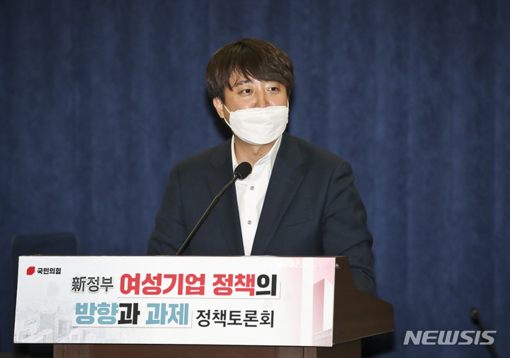 [서울=뉴시스] 고범준 기자 = 국민의힘 이준석 대표가 6일 오후 서울 여의도 국회의원회관에서 한무경 의원실 주최로 열린 '신정부 여성기업 정책의 방향과 과제' 정책토론회에서 축사를 하고 있다. (공동취재사진) 2022.04.06. photo@newsis.com