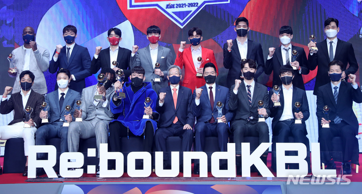 [서울=뉴시스] 조성우 기자 = 6일 오후 서울 강남구 그랜드 인터컨티넨탈 서울 파르나스 호텔에서 열린 2021-2022 프로농구 시상식에서 수상자들이 기념촬영을 하고 있다. 2022.04.06. xconfind@newsis.com