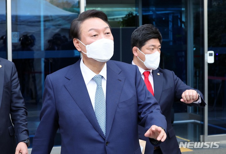 [서울=뉴시스] 인수위사진기자단 = 윤석열 대통령 당선인이 6일 오후 신문의날 행사 참석차 서울 통의동 집무실을 나서고 있다. 2022.04.06. photo@newsis.com