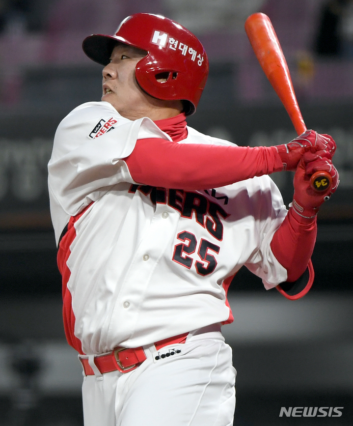 [광주=뉴시스] 류형근 기자 = 6일 오후 광주 북구 광주-기아챔피언스필드에서 열린 2022프로야구 KIA 타이거즈 대 한화 이글스의 경기, 2회말 2사에서 KIA 7번타자 이우성이 안타를 치고 있다. 2022.04.06. hgryu77@newsis.com