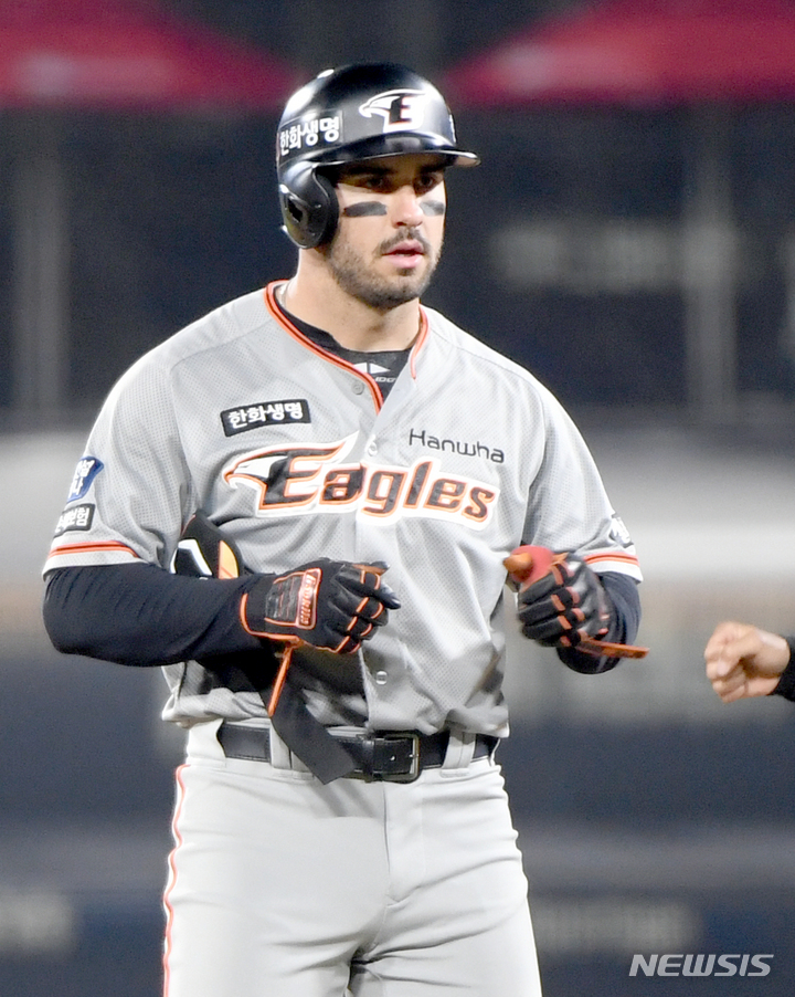 [광주=뉴시스] 류형근 기자 = 6일 오후 광주 북구 광주-기아챔피언스필드에서 열린 2022프로야구 KIA 타이거즈 대 한화 이글스의 경기, 5회초 2사 1루에서 한화 3번타자 터크먼이 2루타를 치고 2루에 진출해 있다. 2022.04.06. hgryu77@newsis.com