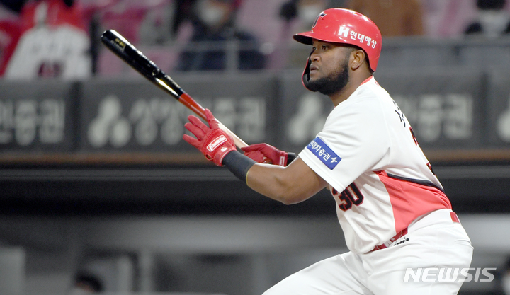 [광주=뉴시스] 류형근 기자 = 6일 오후 광주 북구 광주-기아챔피언스필드에서 열린 2022프로야구 KIA 타이거즈 대 한화 이글스의 경기, 5회말 무사 1루에서 KIA 2번타자 소크라테스가 타격을 하고 있다. 2022.04.06. hgryu77@newsis.com