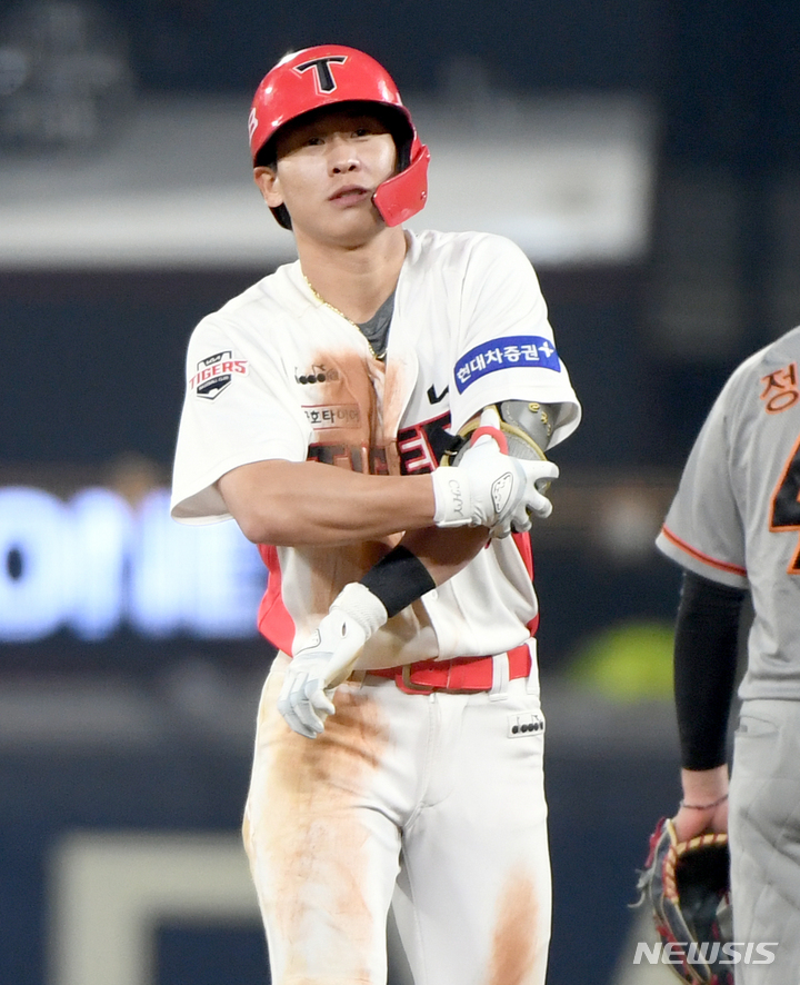 [광주=뉴시스] 류형근 기자 = 6일 오후 광주 북구 광주-기아챔피언스필드에서 열린 2022프로야구 KIA 타이거즈 대 한화 이글스의 경기, 6회말 무사 1, 2루에서 KIA 1번타자 박찬호가 2타점 2루타를 친 뒤 2루에 안착해 있다. 2022.04.06. hgryu77@newsis.com