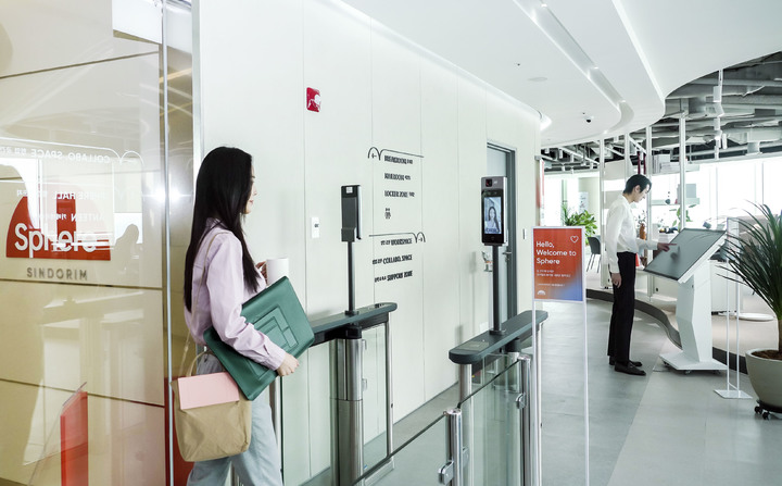 [서울=뉴시스]SK텔레콤 홍보모델이 거점오피스 ‘Sphere’ 신도림에서 AI 기반 얼굴인식 시스템을 활용해 출입하고 있는 모습. (사진=SK텔레콤 제공) 2022.04.07