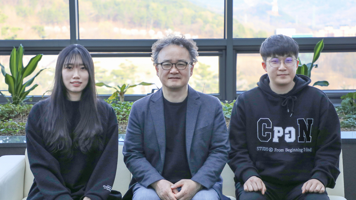 DGIST 에너지공학과 이종수 교수(가운데)와 정민혜·이상현 석박사통합과정생. *재판매 및 DB 금지