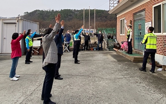 [괴산=뉴시스] 모범운전자 교통수신호 특별교육. (사진=괴산경찰서 제공) photo@newsis.com *재판매 및 DB 금지