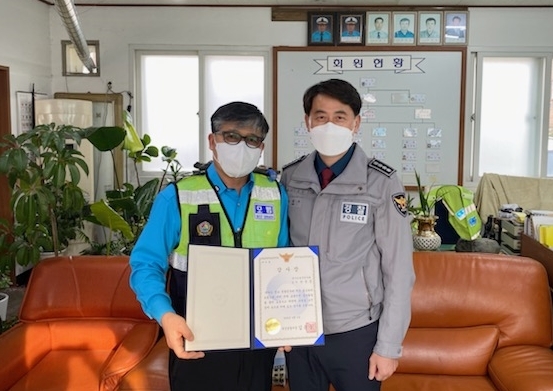 [괴산=뉴시스] 강신욱 기자 = 김동수 괴산경찰서장이 교통수신호 교육을 받은 모범운전자에게 감사장을 수여하고 있다. (사진=괴산경찰서 제공) photo@newsis.com *재판매 및 DB 금지