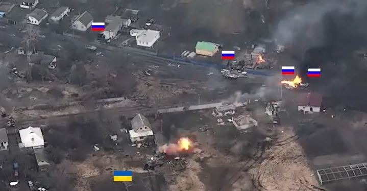 6일(현지시간) 공개된 영상에 따르면 매복하고 있던 우크라이나군 T-64 탱크 1대가 수도 키이우의 서쪽 노바 바산의 한 도로를 통과하던 러시아 BTR-82A 장갑차 부대를 공격했다. 출처: 텔레그램 *재판매 및 DB 금지