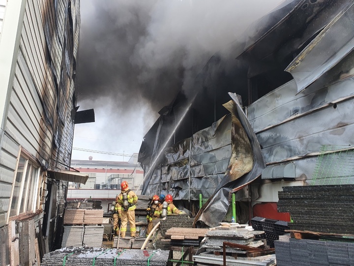 [부산=뉴시스] 7일 오전 부산 기장군의 한 가금류 조리가공 공장에서 불이 났다. (사진=부산소방재난본부 제공) *재판매 및 DB 금지