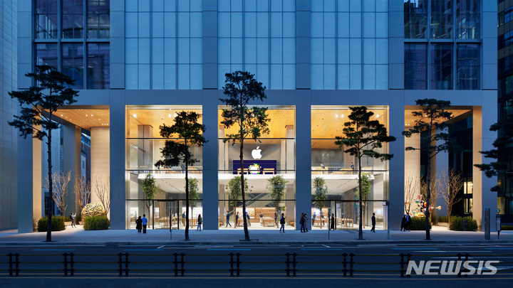 ▲오는 9일 정식으로 문을 여는 애플스토어 명동의 전경. (사진=애플 제공)