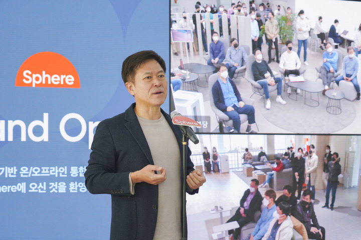 [서울=뉴시스]박정호 SKT 부회장이 거점오피스 'Sphere' 신도림을 방문해 구성원들과 소통하고 있는 모습. (사진=SK텔레콤 제공) 2022.04.07