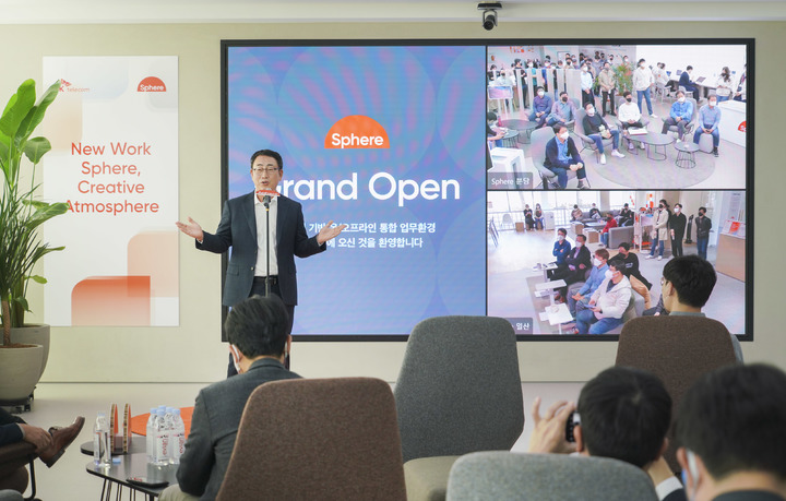 [서울=뉴시스]유영상 SK텔레콤 사장이 거점오피스 'Sphere' 신도림을 방문해 구성원들과 소통하고 있는 모습. (사진=SK텔레콤 제공) 2022.04.07