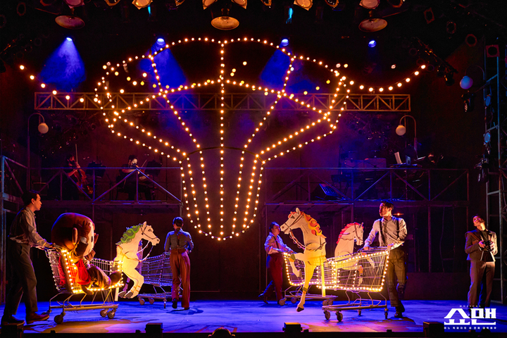 [서울=뉴시스]뮤지컬 '쇼맨_어느 독재자의 네 번째 대역배우' 공연 사진. (사진=국립정동극장 제공) 2022.04.16. photo@newsis.com *재판매 및 DB 금지