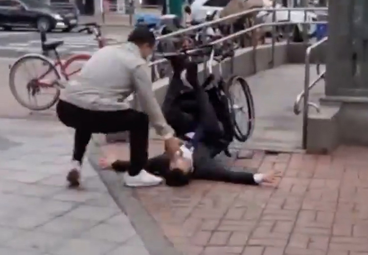 지난 6일 서울지하철 9호선 가양역에서 더불어민주당 진성준 의원이 휠체어에 탄 채 경사로를 오르다 뒤로 넘어지는 장면. 출처: 진성준 의원 페이스북 영상 캡쳐 *재판매 및 DB 금지