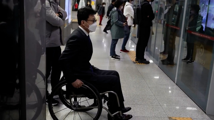 지난 6일 더불어민주당 진성준 의원이 휠체어에 탄 채 서울 지하철 9호선 가양역에서 지하철을 기다리는 모습. 출처: 진성준 의원 페이스북 영상캡쳐. *재판매 및 DB 금지