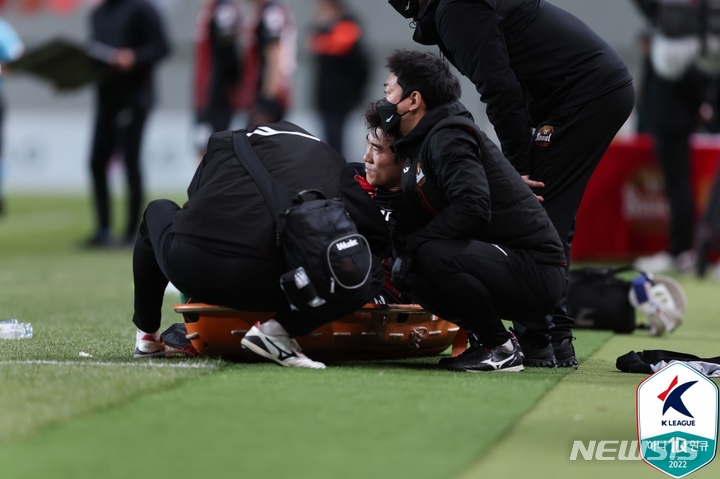 [서울=뉴시스]FC서울 고요한 부상. (사진=프로축구연맹 제공)