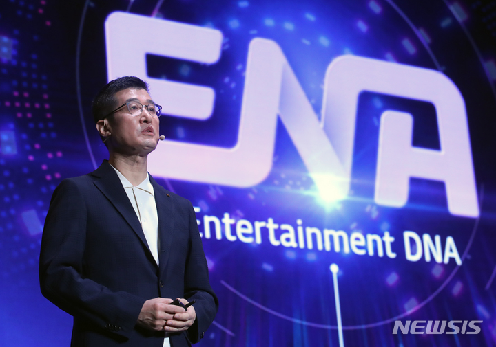 [서울=뉴시스] 조성우 기자 = 7일 오전 서울 송파구 소피텔 앰배서더 서울 호텔에서 열린 KT그룹 미디어데이에서 윤용필 skyTV 대표가 발표를 하고 있다. 2022.04.07. xconfind@newsis.com