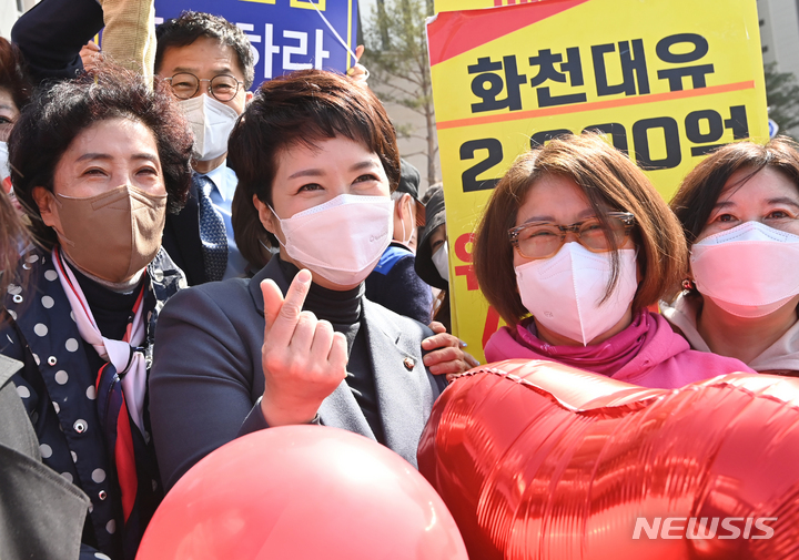 [성남=뉴시스] 김종택기자 = 경기도지사 출마를 선언한 김은혜 국민의힘 의원이 7일 오전 경기도 성남시 대장동 개발현장을 방문해 지지자들과 기념촬영을 하고 있다. 2022.04.07. jtk@newsis.com