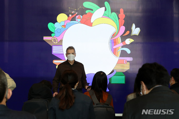 [서울=뉴시스] 백동현 기자 = 패트릭 슈루프 애플리테일 동북·동남아시아 총괄 디렉터가 7일 오전 서울 중구 애플스토어 명동점에서 열린 애플스토어 명동점 미디어 세션에서 축사하고 있다. 애플스토어 명동점은 오는 9일 정식 오픈할 예정이다. 2022.04.07. livertrent@newsis.com