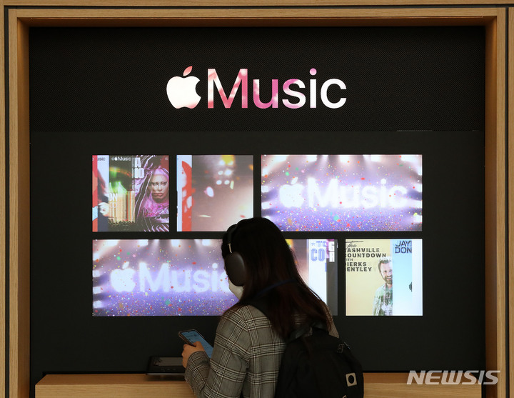 [서울=뉴시스] 백동현 기자 = 애플스토어 명동점 미디어 세션이 열린 지난달 7일 오전 서울 중구 애플스토어 명동점에서 기자들이 매장을 둘러보고 있다. 2022.04.07. livertrent@newsis.com