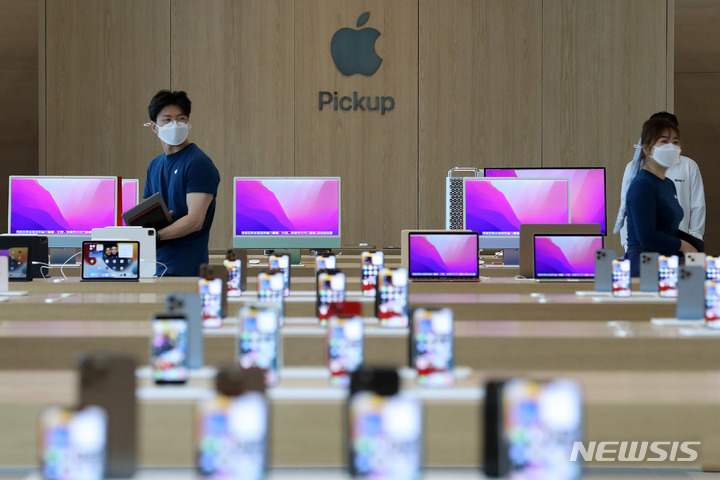 [서울=뉴시스] 백동현 기자 = 애플스토어 명동점 미디어 세션이 열린 7일 오전 서울 중구 애플스토어 명동점에 픽업 매장이 마련돼 있다. 애플스토어 명동점은 오는 9일 정식 오픈할 예정이다. 2022.04.07. livertrent@newsis.com