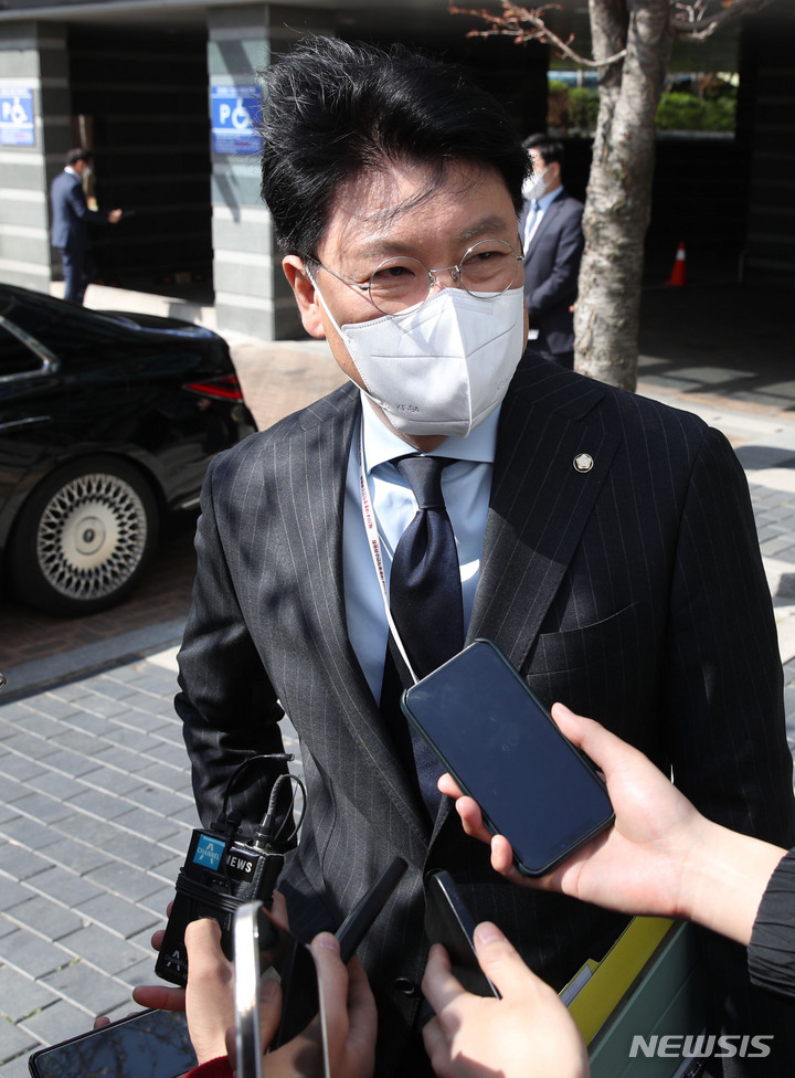 [서울=뉴시스] 인수위사진기자단 = 장제원 대통령 당선인 비서실장이 7일 서울 종로구 통의동 인수위원회 앞에서 취재진 질문에 답변하고 있다. 2022.04.07. photo@newsis.com
