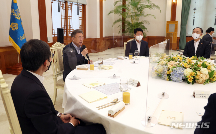 [서울=뉴시스] 전신 기자 = 문재인 대통령이 7일 청와대 본관에서 열린 한국판 뉴딜 격려 오찬 간담회에서 발언하고 있다. 2022.04.07. photo1006@newsis.com