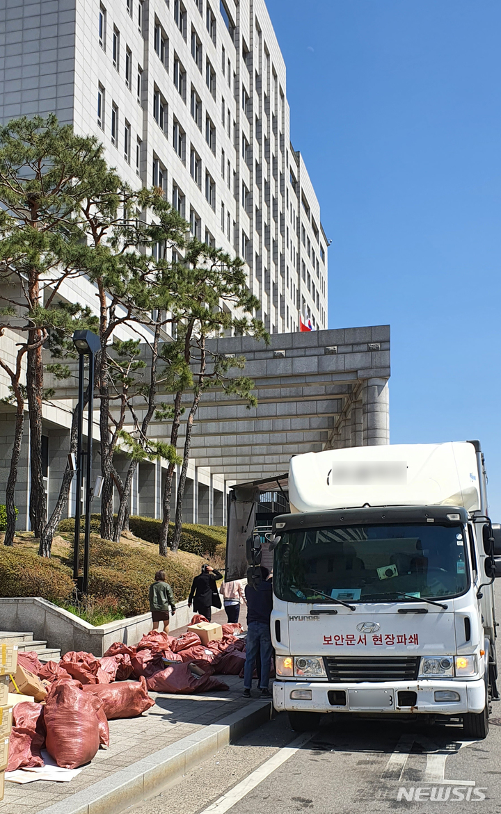 [서울=뉴시스] 박대로 기자 = 대통령집무실 용산 이전을 위한 1차 예비비 360억원이 국무회의를 통과함에 따라 본격적인 이전 준비가 시작된 7일 서울 용산구 국방부 청사에서 관계자들이 보안문서 등을 파쇄하고 있다. 2022.04.07. daero@newsis.com