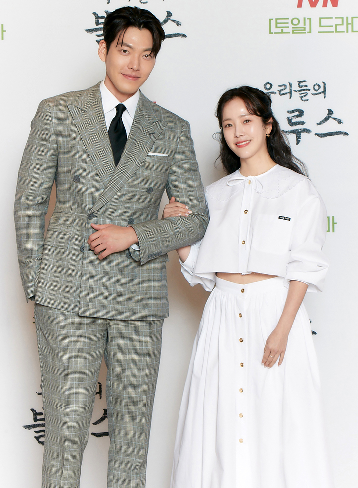 [서울=뉴시스] 박진희 기자 = tvN 드라마 '우리들의 블루스' 배우 한지민, 김우빈이 7일 온라인 제작발표회에 참석하여 포즈를 취하고 있다. (사진=CJ_ENM 제공) 2022.04.07. photo@newsis.com *재판매 및 DB 금지